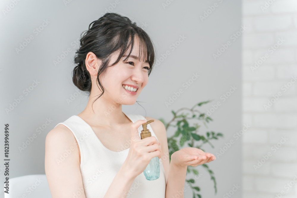 スキンケア・紫外線対策・美白・保湿をする笑顔のアジア人女性
