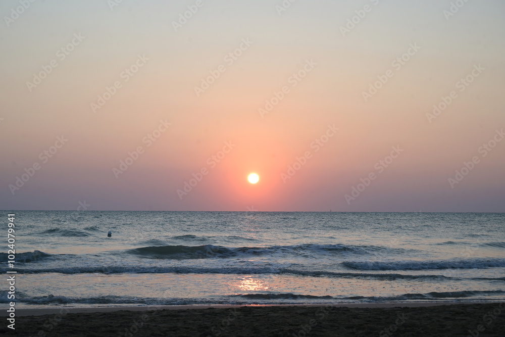 Fototapeta premium solo albeggia in una spiaggia sabbiosa 