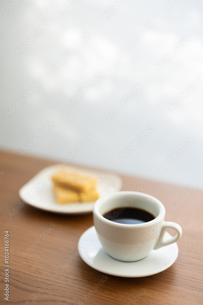 木製のテーブルの上に置かれたコーヒー 木製のテーブルの上に置かれたコーヒー