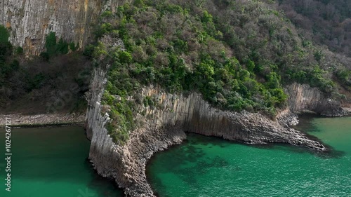 Lava columns formed 80 million years ago as a result of the cooling and crystallization of lava flowing from volcanoes on the Güzelcehisar coast of Bartın.