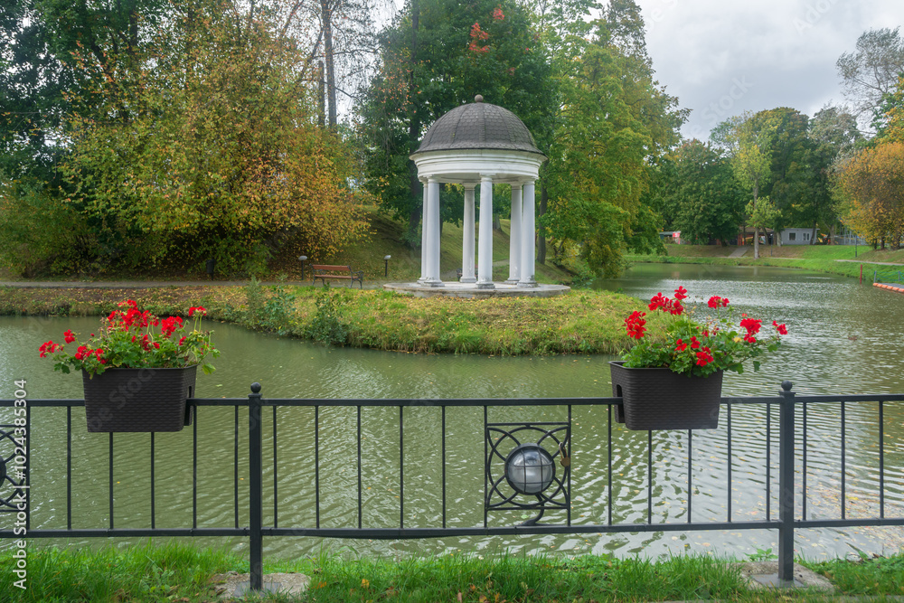 Obraz premium White colonnade in Yunost park in Kaliningrad, Russia.