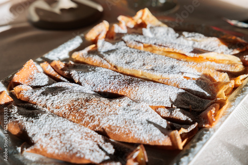 dettagli di un piatto pieno di omelette dolci con marmellata, insaporiti con dello zucchero a velo bianco