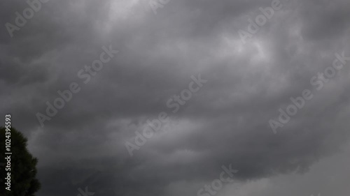 video timelapse con vista dettagliata del cielo che diventa scuro e dei cambiamenti meteorologici all'arrivo di un temporale estivo photo