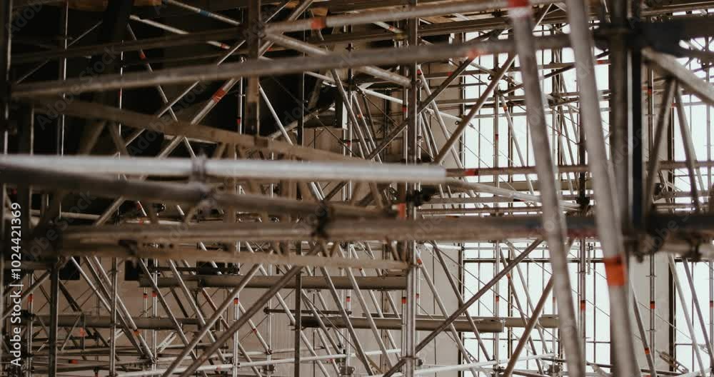 Gerüst auf Baustelle mit Fahrt nach oben