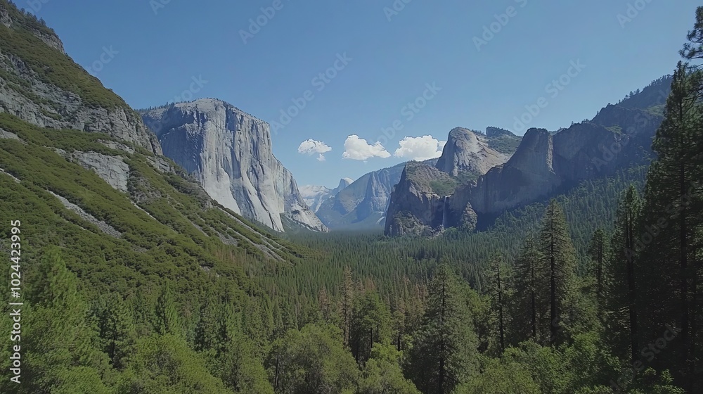 Fototapeta premium Scenic view of Yosemite Valley from Tunnel View in Yosemite National Park, California, USA.