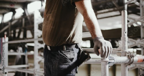 Bauarbeiter reibt Finger auf Baustelle photo