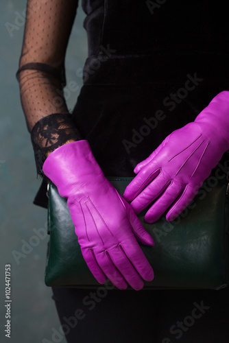 Obraz na płótnie Female hands in bright fuchsia gloves hold a green handbag w salonie