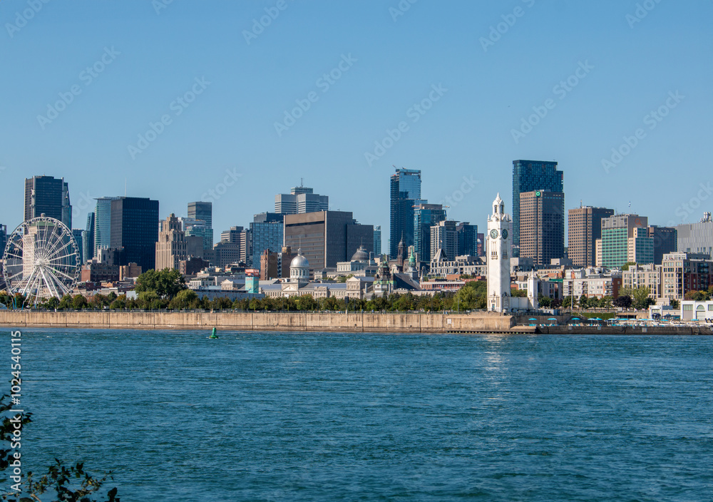 Obraz premium Panoramic view of Montreal Skyline from Parc Jean-Drapeau Québec Canada