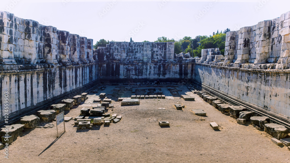 Obraz premium Inner yard of the Temple of Apollo in Didim, Turkey (Turkiye) with ancient stone ruins and historic architecture