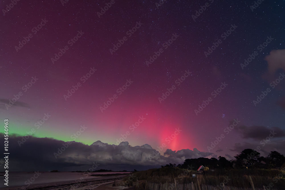Fototapeta premium Magnifiques aurores boréales sur la côte en Bretagne