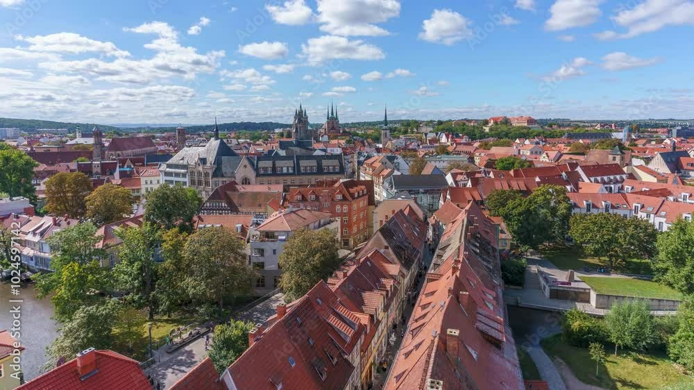 Panorama Zeitraffer von der Krämerbrücke und historischen Altstadt mit Dom in Erfurt, Thüringen, Deutschland