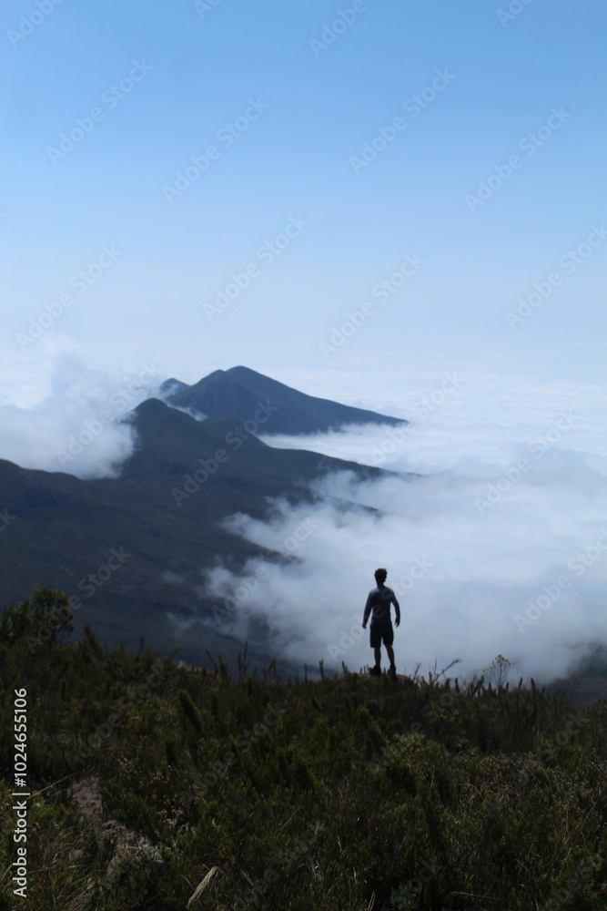 silhueta de homem com montanhas ao fundo do parque nacional do caparaó silhueta de homem com montanhas ao fundo do parque nacional do caparaó