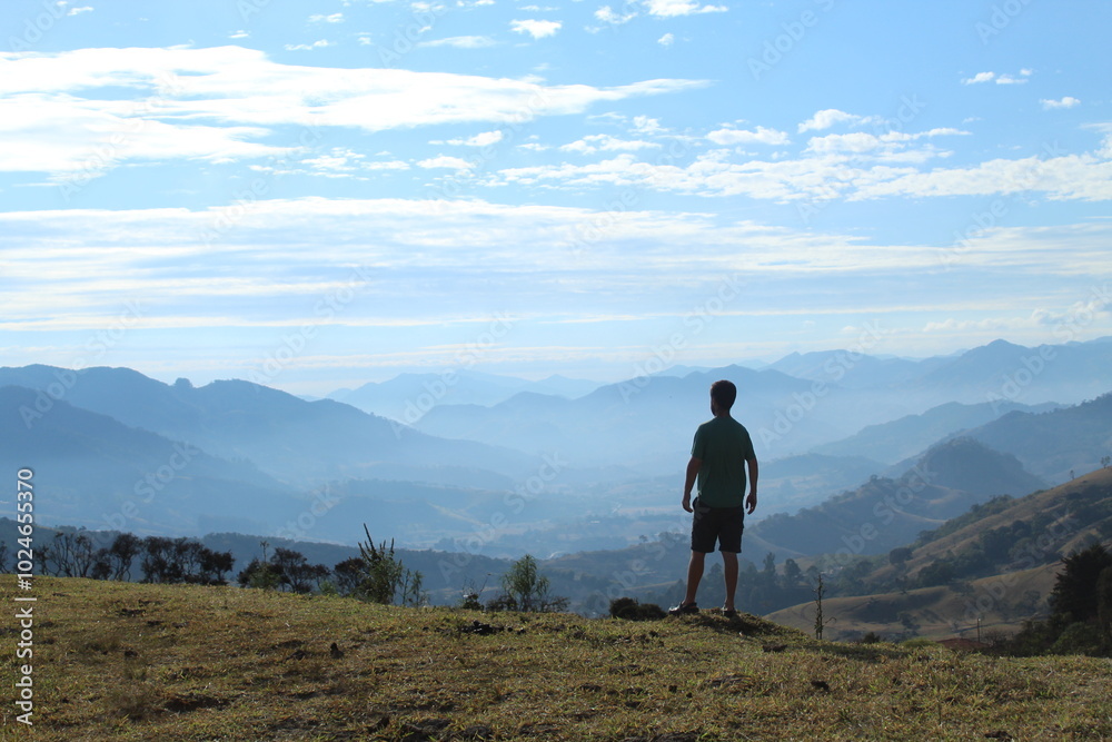 silhueta de pessoa com montanhas da serra da mantiqueira ao fundo em gonçalves, minas gerais silhueta de pessoa com montanhas da serra da mantiqueira ao fundo em gonçalves, minas gerais