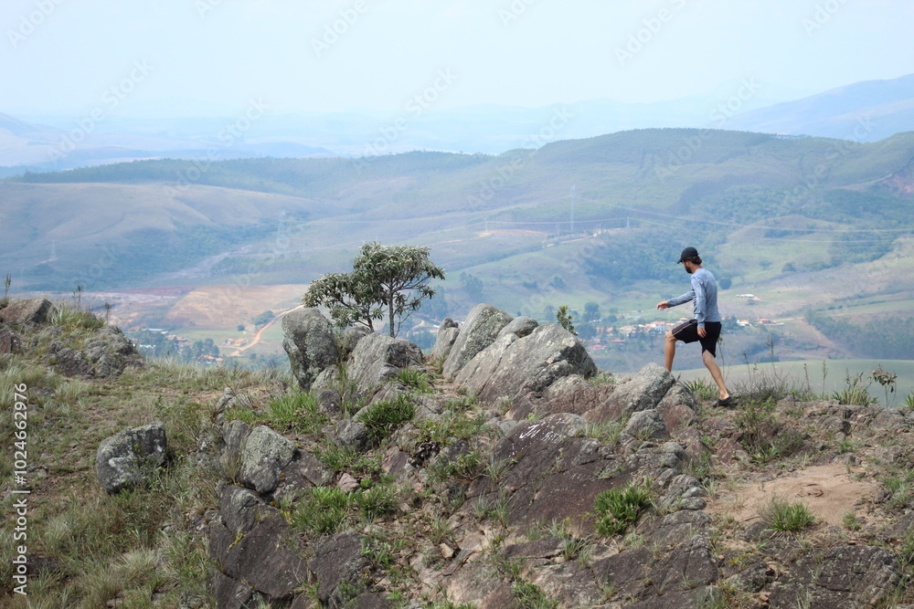 homem no mirante do cristo em bom jardim de minas, minas gerais homem no mirante do cristo em bom jardim de minas, minas gerais