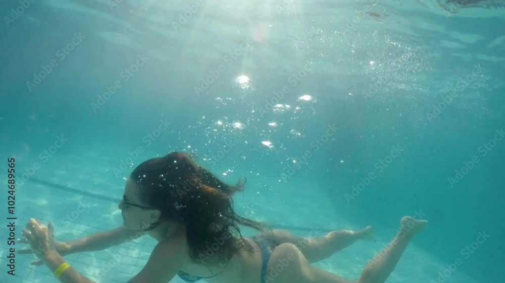 Mulher  mergulho  nadando em piscina 