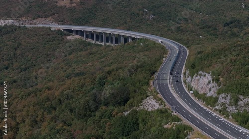 Autostrada w Chrowacji obok miasta Bakar