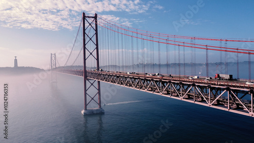 A Ponte 25 de Abril é uma das estruturas mais icónicas de Lisboa, ligando a capital portuguesa à cidade de Almada, sobre o rio Tejo. Inaugurada em 1966.