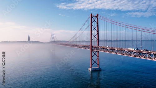 A Ponte 25 de Abril é uma das estruturas mais icónicas de Lisboa, ligando a capital portuguesa à cidade de Almada, sobre o rio Tejo. Inaugurada em 1966.