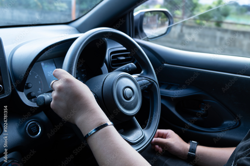 車を運転している男性の手 車を運転している男性の手