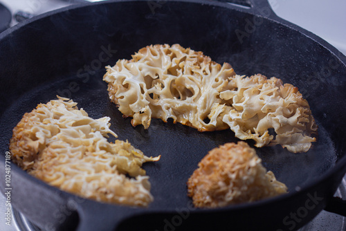 Sparassis crispa frying.