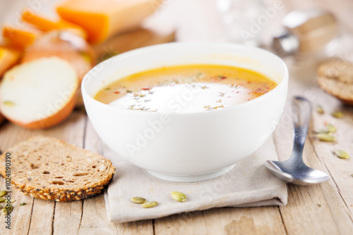 Foto bowl of soup on wood background