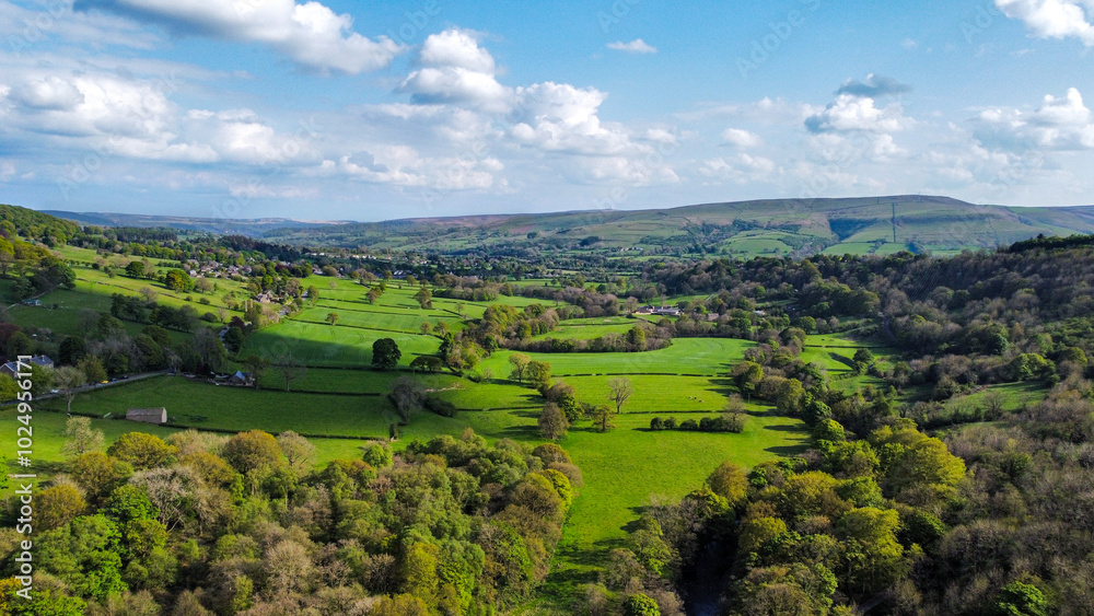 Fototapeta premium Scenic view of the valley in Peak District, United Kingdom