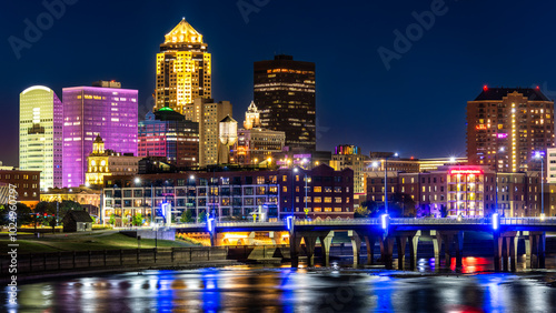 Obraz na płótnie Des Moines, Iowa skyline by night. Des Moines is the capital and most populous city in the U.S. state of Iowa and seat of Polk County w salonie