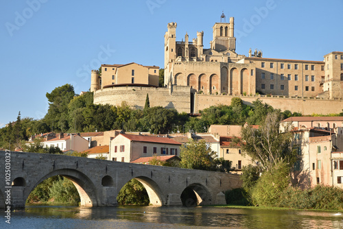 Le Pont vieux et la cathédrale Saint-Nazaire à Béziers. France