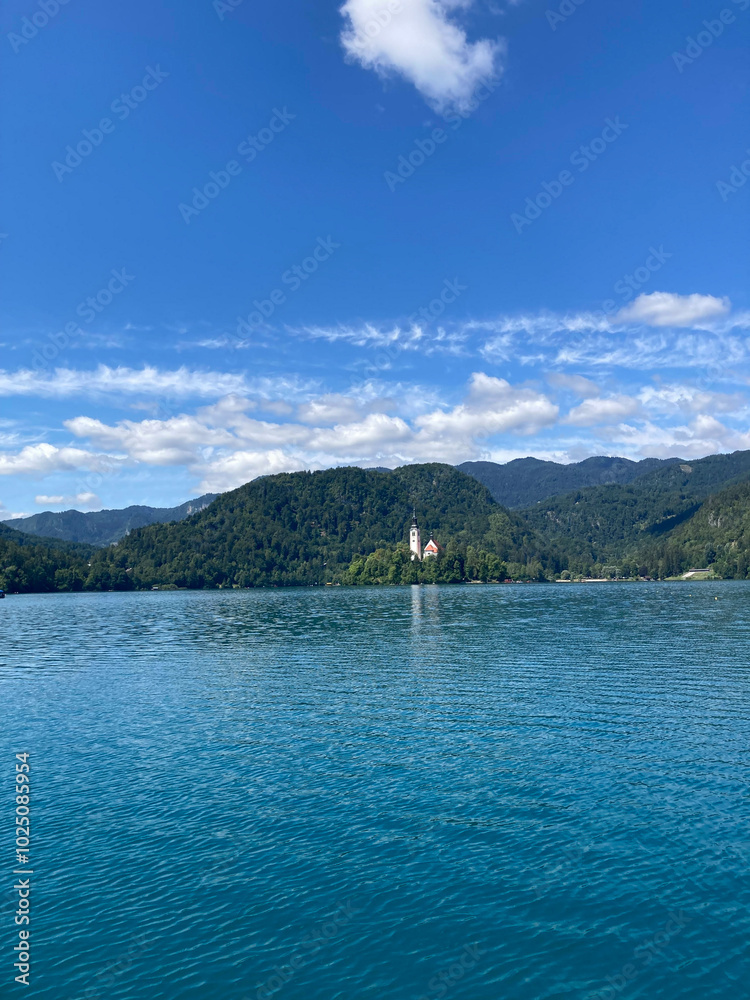 Obraz premium Lake Bled, A Scenic Slovenian Getaway