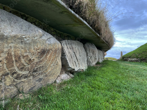 Felsen mit eingraviertem Muster an einem jungsteinzeitlichen Ganggrab in Knowth im UNESCO Weltkulturerbe Brú na Bóinne, Irland