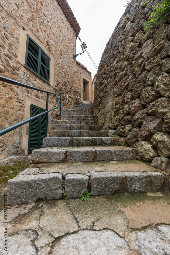 Scalinata tra i vicoli di Deia, un Paese di Maiorca in Spagna Scalinata tra i vicoli di Deia, un Paese di Maiorca in Spagna