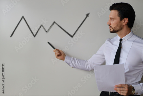 Canvastavla A man is standing in front of a whiteboard with a graph on it