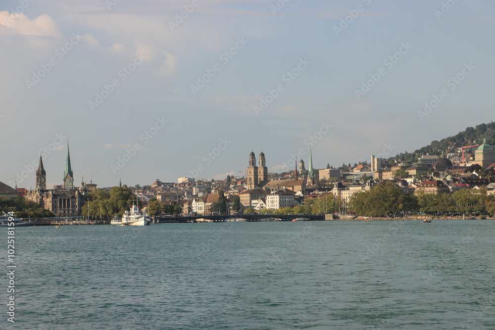 Fototapeta premium Blick vom Zürichsee auf die Altstadt