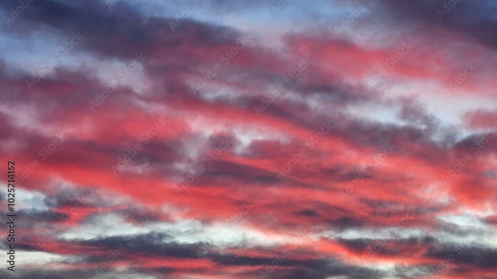 Obraz premium Pink sunset in the sea and mountains, beautiful clouds color