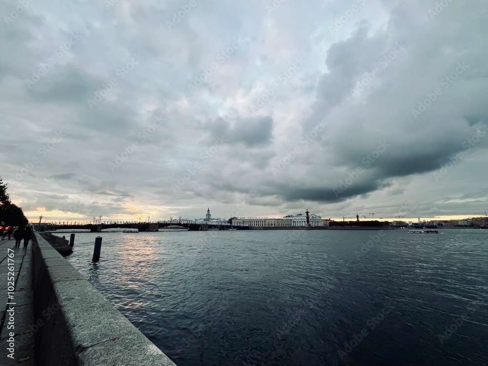 Obraz premium cloudy river view, wide city river, cloudy melancholic weather 