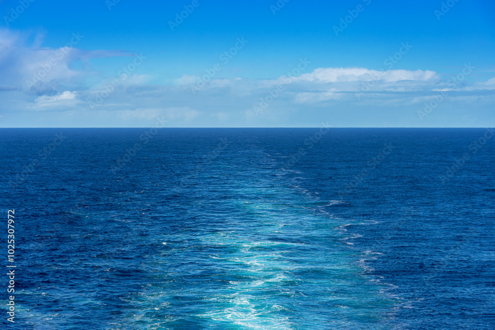 Obraz premium Ocean view from the stern of a cruise ship with the ship’s wake