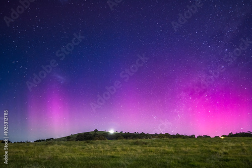 Foto Aurora Australis display lights up the night sky