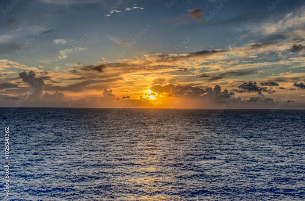 Naklejka premium sunset over the sea with clouds