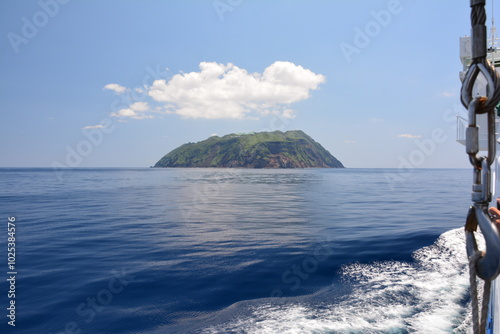 あおがしま丸から見た青ヶ島 photo