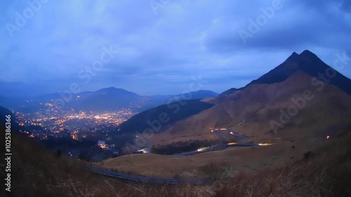 Wallpaper Mural 湯布院の夜景と車の光跡（大分県由布市湯布院） Torontodigital.ca