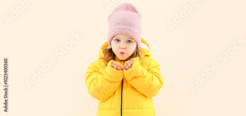 Cute little girl in winter ...