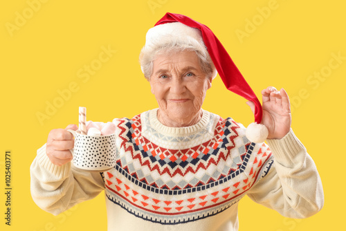Senior woman in Santa hat w...