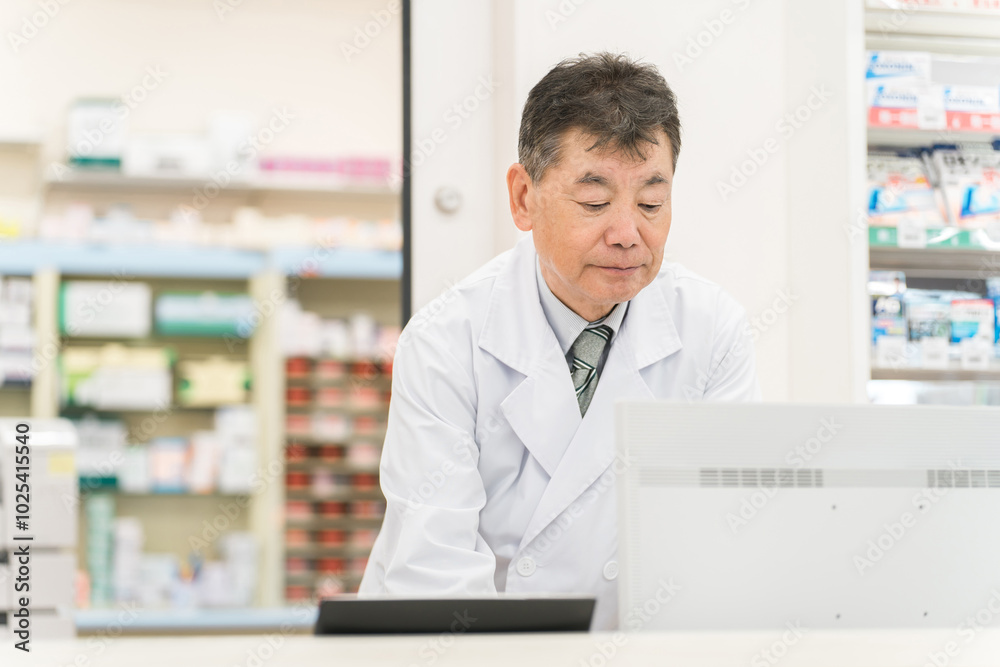 薬局・病院・ドラッグストアで働く薬剤師の男性(処方箋・薬・サプリメント)
薬局・病院・ドラッグストアで働く薬剤師の男性(処方箋・薬・サプリメント)