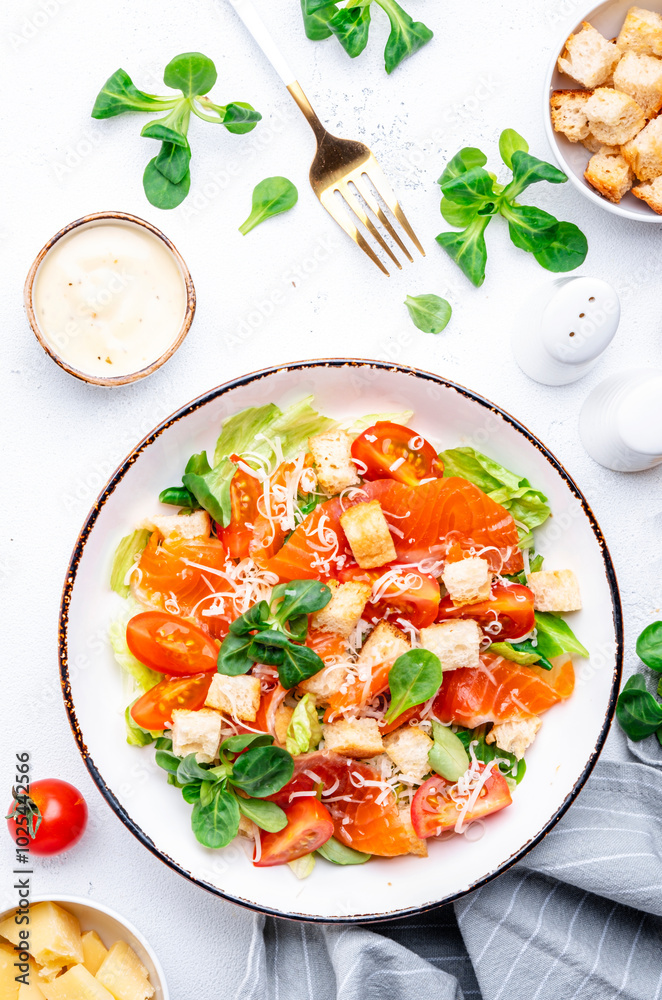 Φωτογραφία Foodie food salad with salmon, iceberg and lumb lettuce, croutons, parmesan cheese and caesar dressing