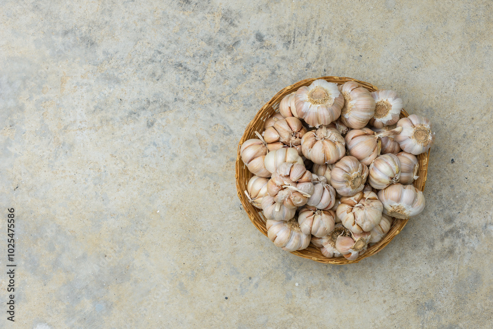 flat lay garlic in the basket