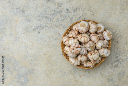 Obraz na płótnie flat lay garlic in the basket w salonie