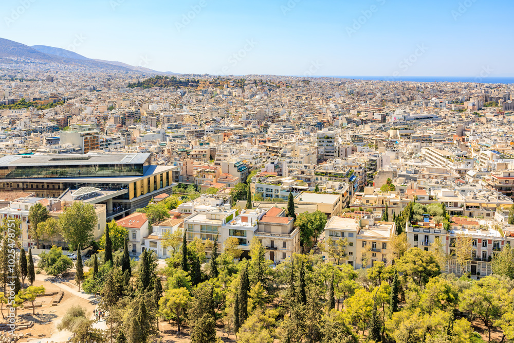 Fototapeta premium A city view with a large building in the foreground