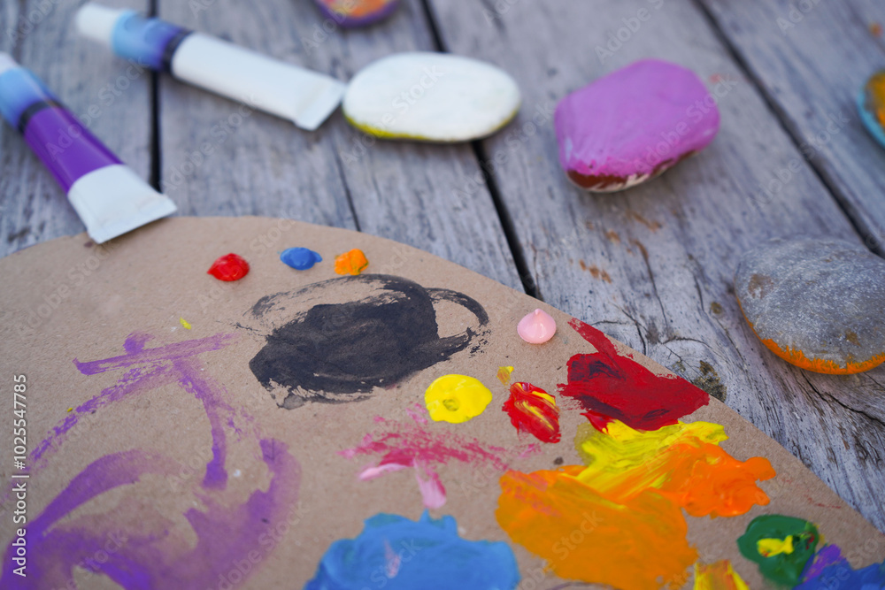 Flat stones painted with acrylic paints. Do it yourself. Souvenirs that children can make. Flat stones painted with acrylic paints. Do it yourself. Souvenirs that children can make.