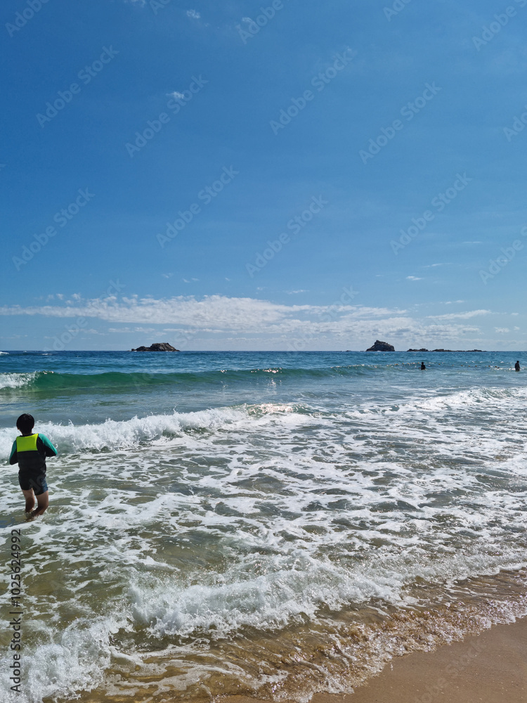 
This is Sampo Beach, where waves roll in.