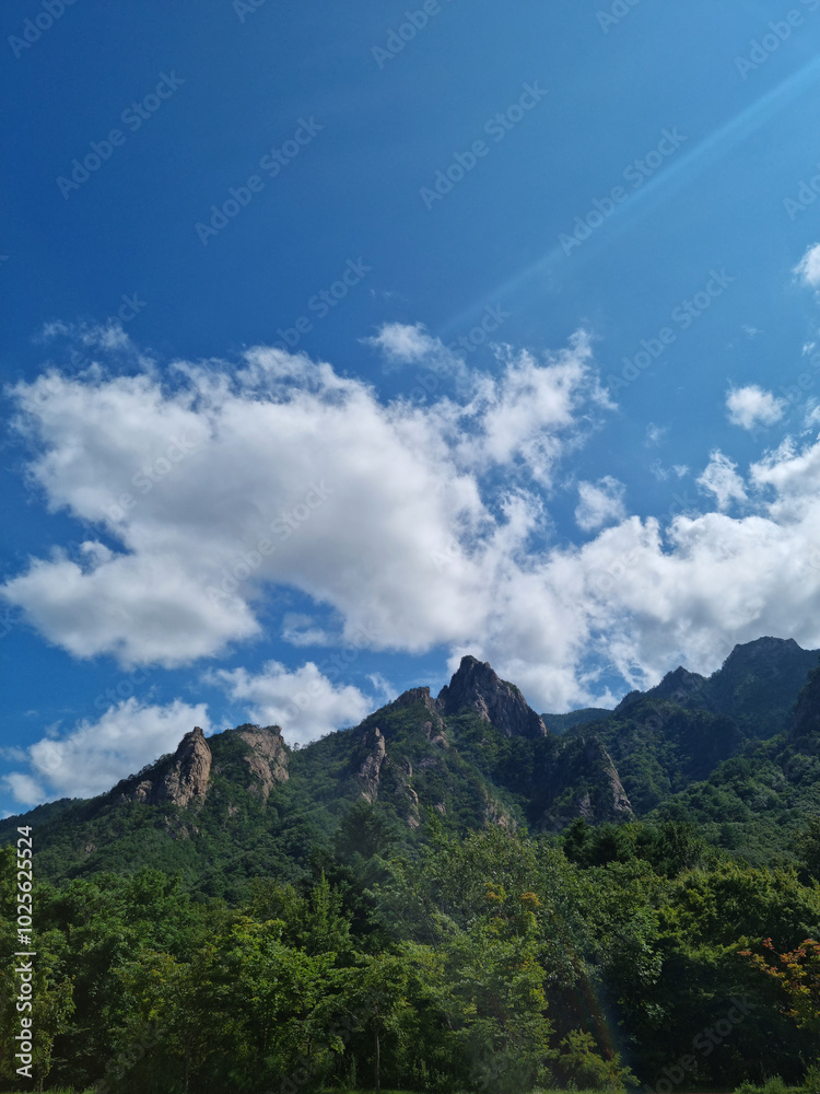 This is the scenery of Seoraksan National Park.